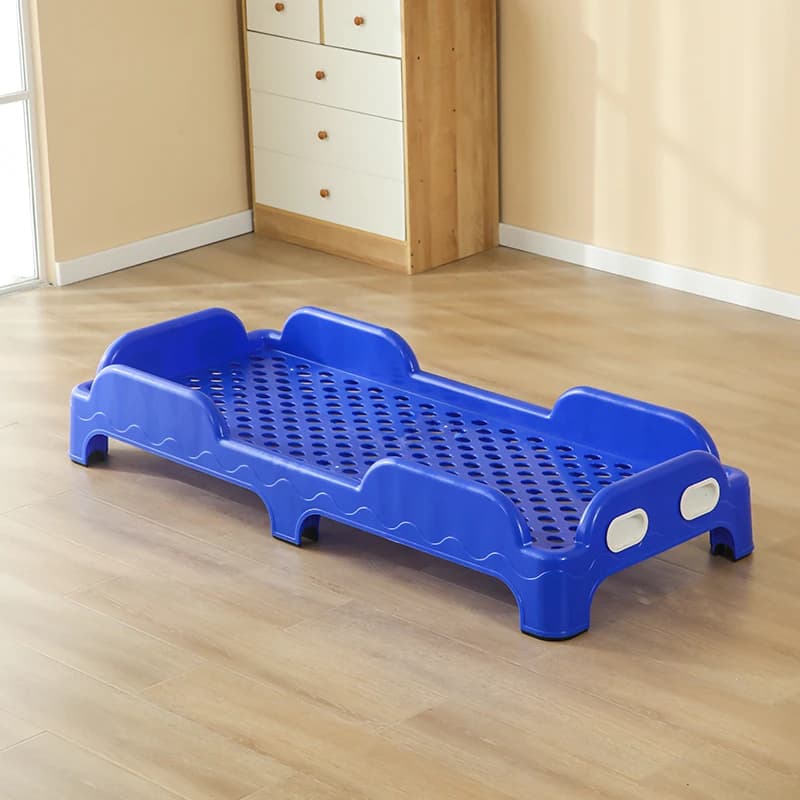 lit enfant plastique bleu avec côtés en filet