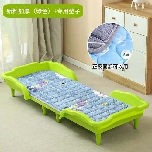 lit enfant plastique vert avec matelas bleu