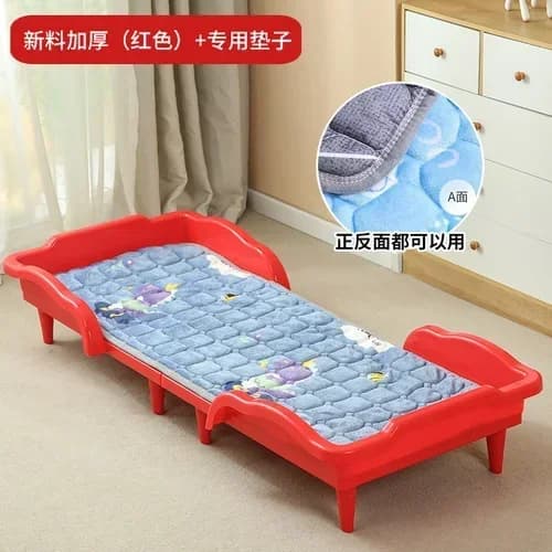 lit enfant rouge avec matelas bleu