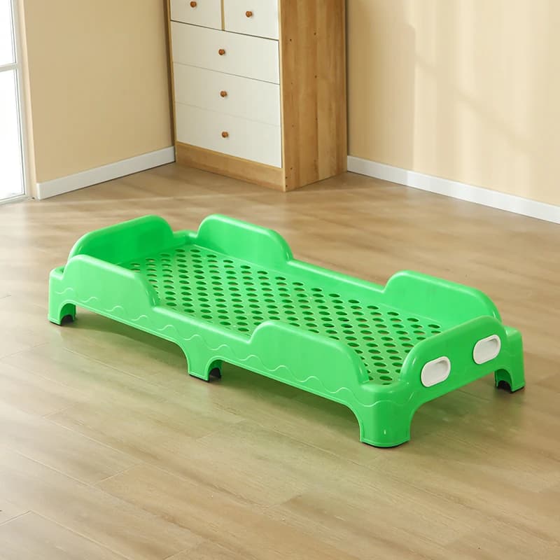 lit enfant vert en plastique avec côtés en filet