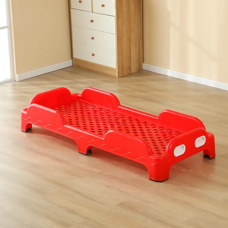 lit enfant rouge avec côtés en filet