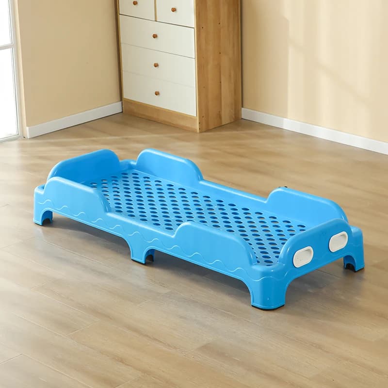 lit enfant en plastique bleu à motifs