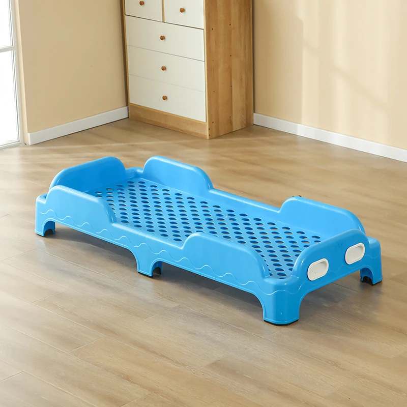 lit enfant en plastique bleu à motifs